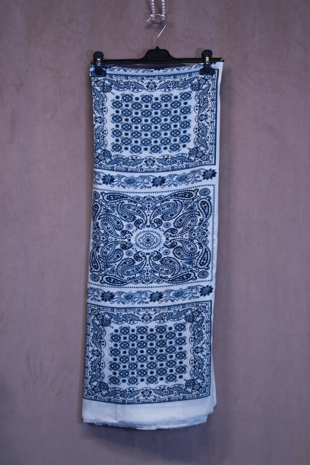 Huivi paisley kuosilla