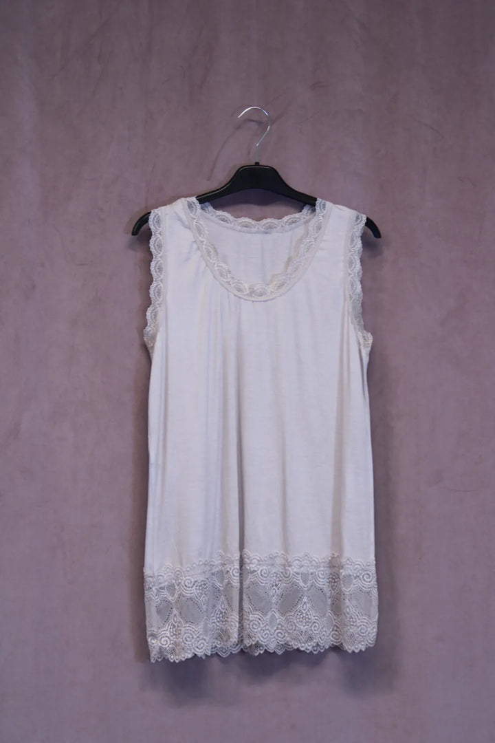 Alustoppi pitsihelmalla – Aini