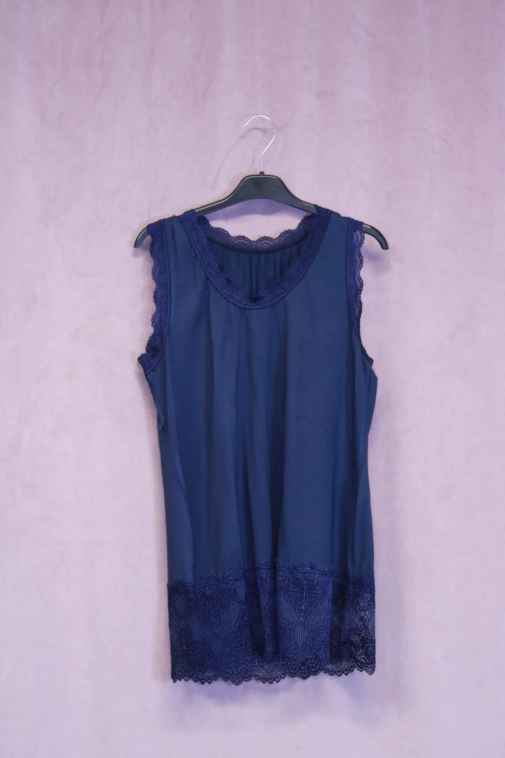 Alustoppi pitsihelmalla – Aini