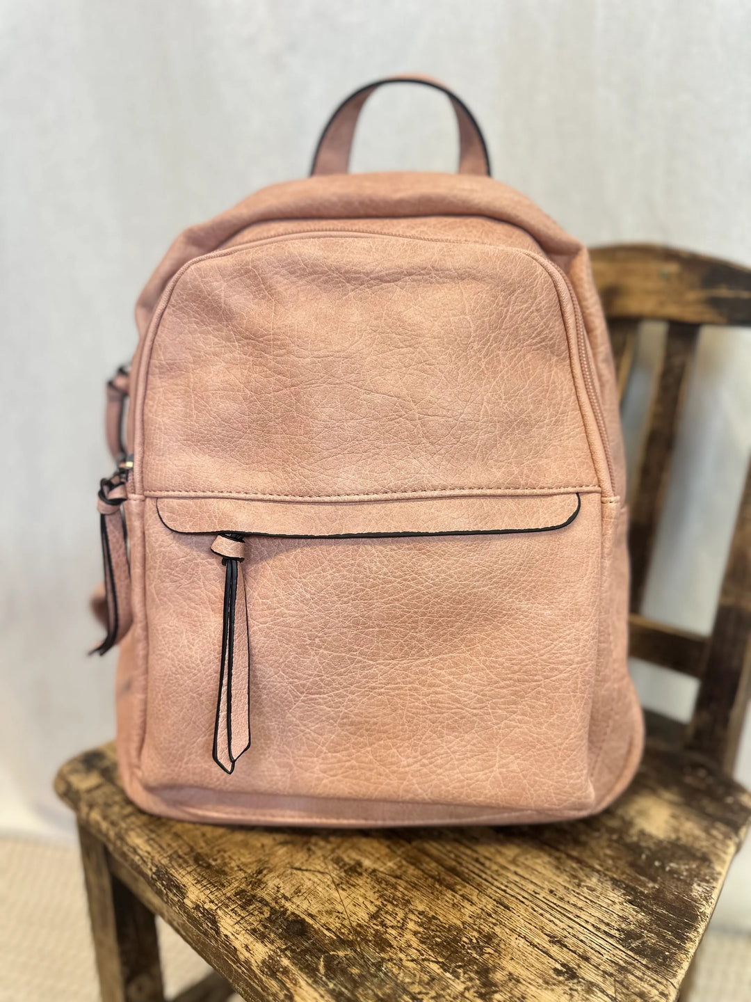 Keinonahkareppu vetoketjutaskuilla