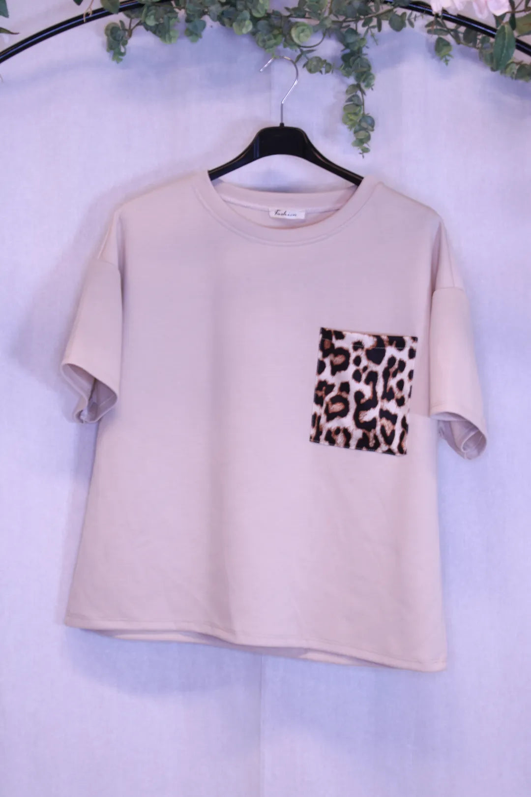 T-paita leoparditaskulla - Kiki