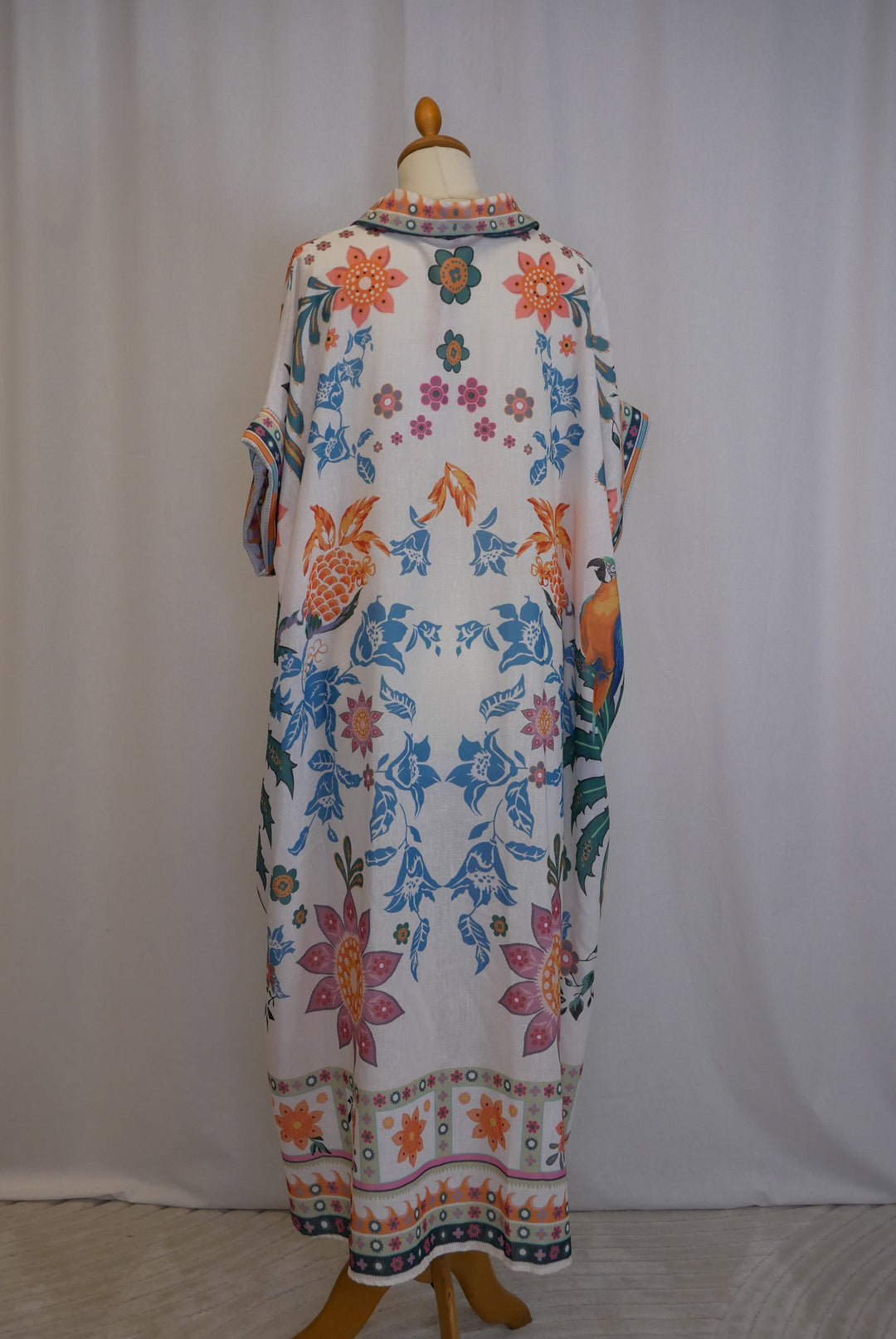 Kuvioitu mekko napeilla XXL/3XL