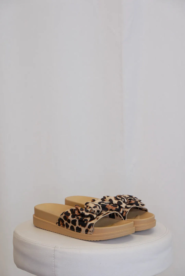 Leopardisandaalit