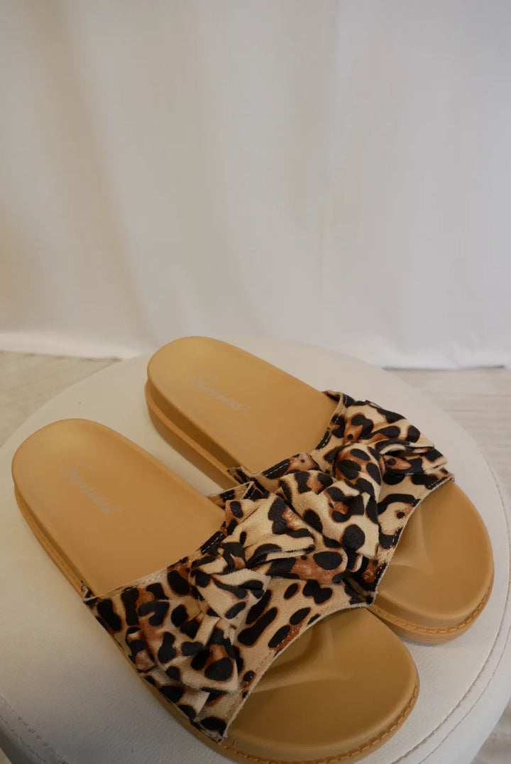 Leopardisandaalit