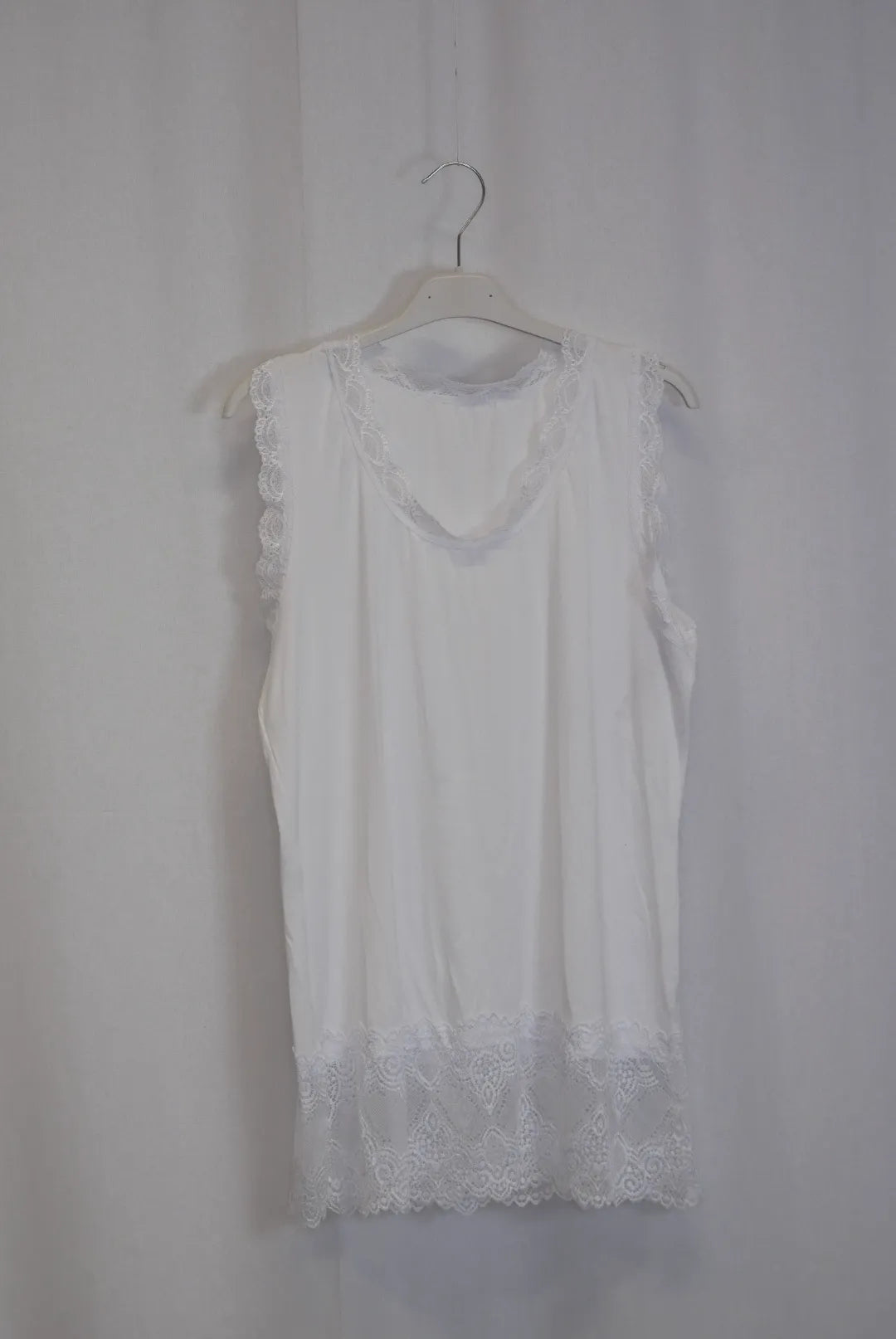 Alustoppi pitsihelmalla – Aini