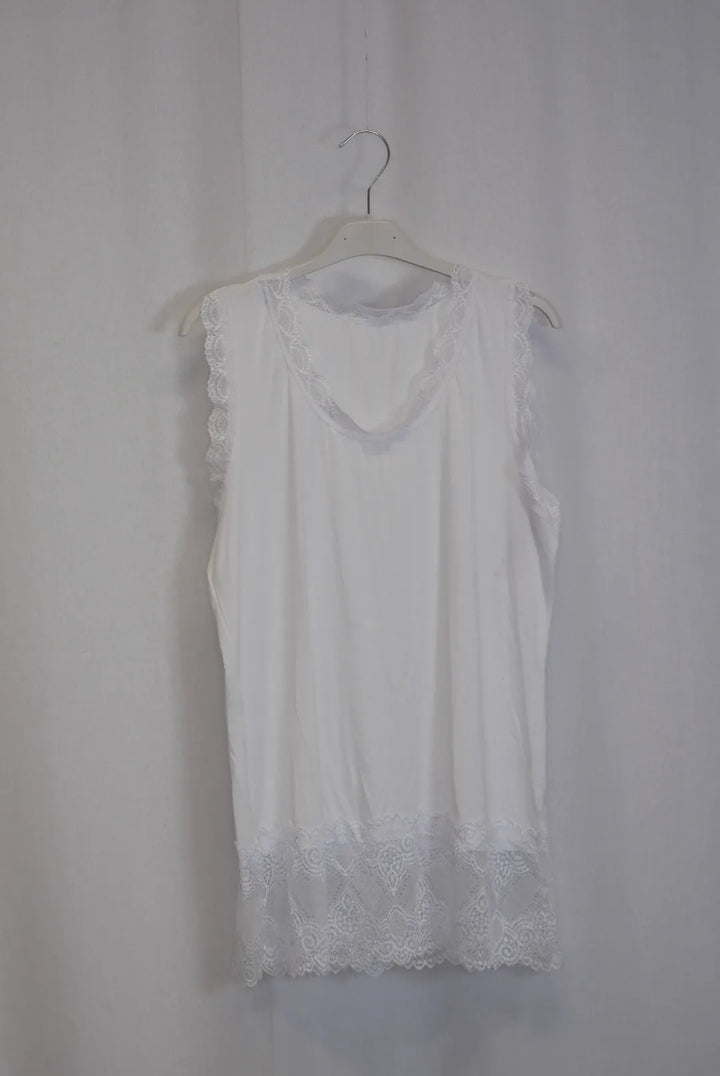 Alustoppi pitsihelmalla – Aini